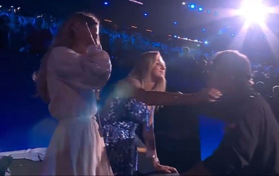 Die Federer-Kids umarmen ihren Papa.