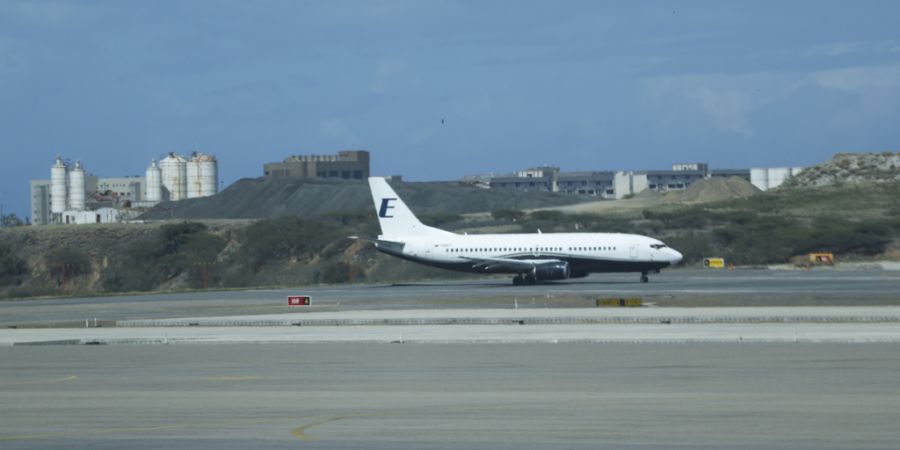 ARCHIV - Ein Flugzeug der venezolanischen Fluggesellschaft Estelar auf dem internationalen Flughafen Simon Bolivar. Foto: Pedro Mattey/dpa/Symbolbild