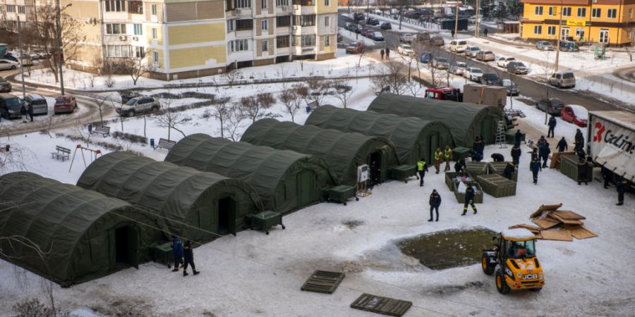 ARCHIV - Rettungskräfte stellen Zelte auf, in denen sich Bewohner Kiews aufwärmen und nachts schlafen können. Foto: Dan Bashakov/AP/dpa/Archivbild