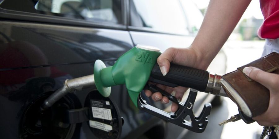 Österreichs Regierung darf ab Anfang April die Spritpreise leicht senken, um die Folgen des Iran-Kriegs abzufedern. Dies hat das Parlament in Wien beschlossen. (Archivbild)