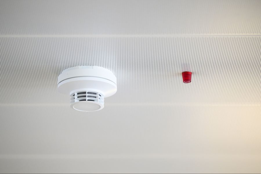 Vernetzte Rauchmelder schlagen auch in benachbarten Räumen Alarm.