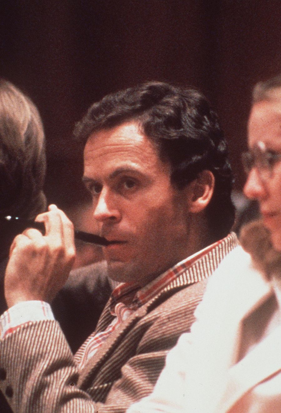 Es handelt sich um den amerikanischen Serienmörder Ted Bundy. (Im Bild: Bundy in einem Gerichtssaal in Miami im Jahr 1979)