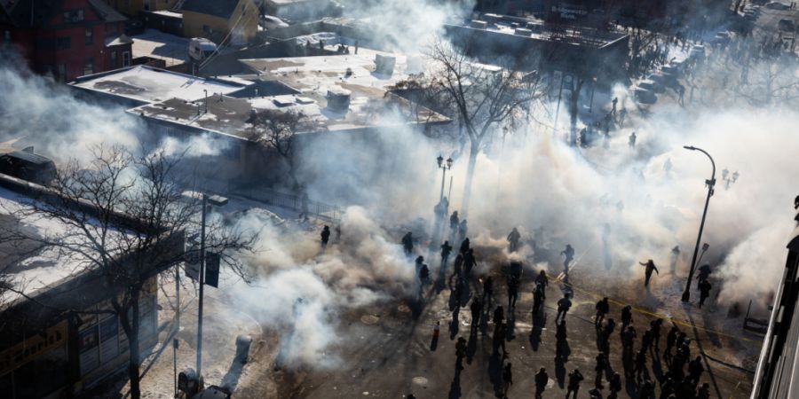 dpatopbilder - Bundesbeamte setzen Tränengas und andere Munition in einer Menschenmenge in Minnesota ein. Foto: Ben Hovland/Minnesota Public Radio/dpa