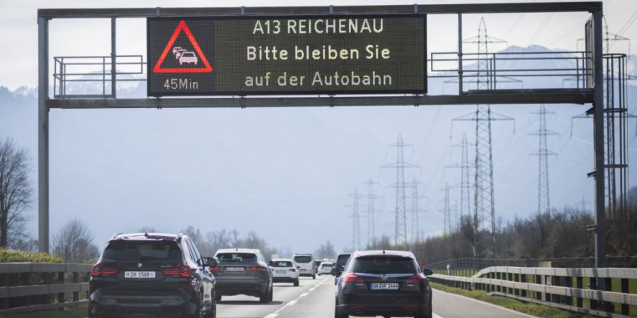 Lieber ausreichend Zeit einplanen, statt die Autobahn bei Stau zu verlassen, empfiehlt die ASTRA. Sonst könne es zu Ausweichverkehr auf nahen Nationalstrassen kommen. (Archivbild)