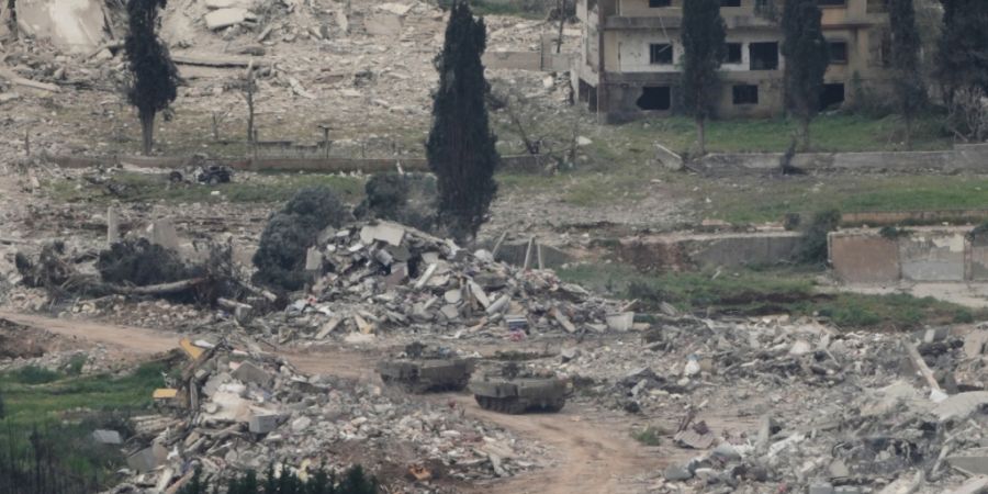 ARCHIV - Gepanzerte Mannschaftstransporter der israelischen Armee sind im Südlibanon im Einsatz, vom Norden Israels aus fotografiert. Foto: Ariel Schalit/AP/dpa