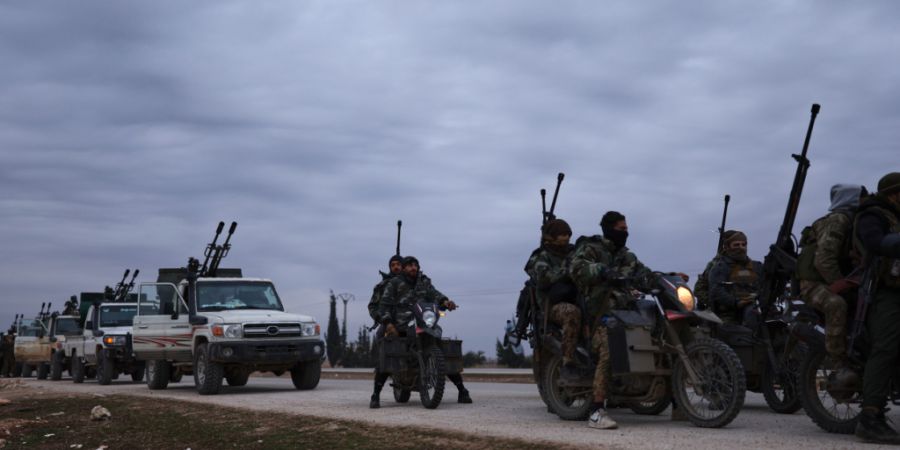 Ein Konvoi der syrischen Regierungstruppen fährt auf einer Straße, die in die Stadt führt. Die syrische Armee hat nach eigenen Angaben die Kontrolle über wichtige Orte nahe der nord...