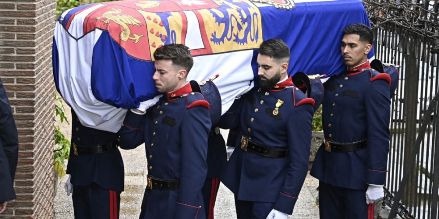 Der Sarg mit den sterblichen Überresten von Irene von Griechenland wird in die griechisch-orthodoxe Kathedrale des Heiligen Andreas und des Heiligen Demetrius gebracht. Foto: Francisco...
