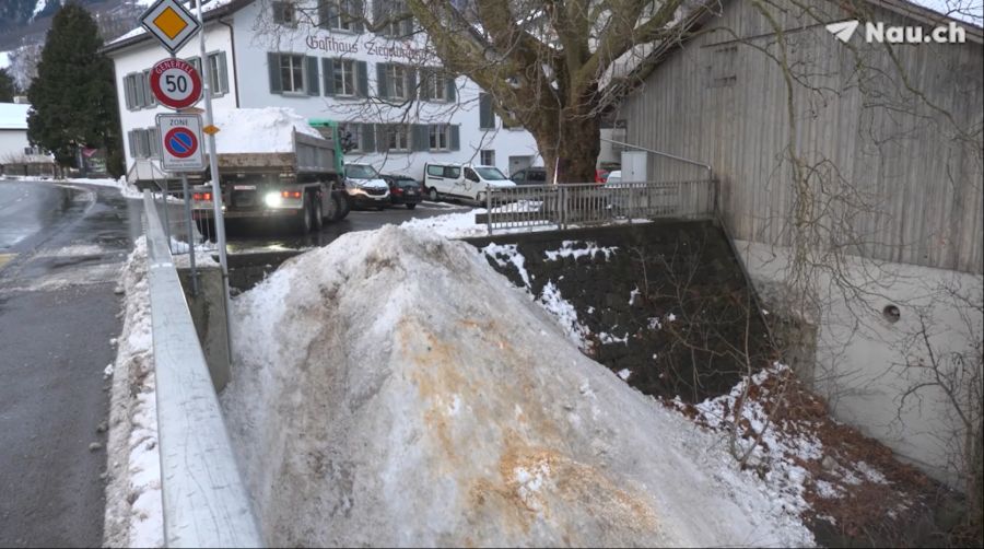 Im Kanton Glarus darf der geräumte Schnee in der Linth deponiert werden.