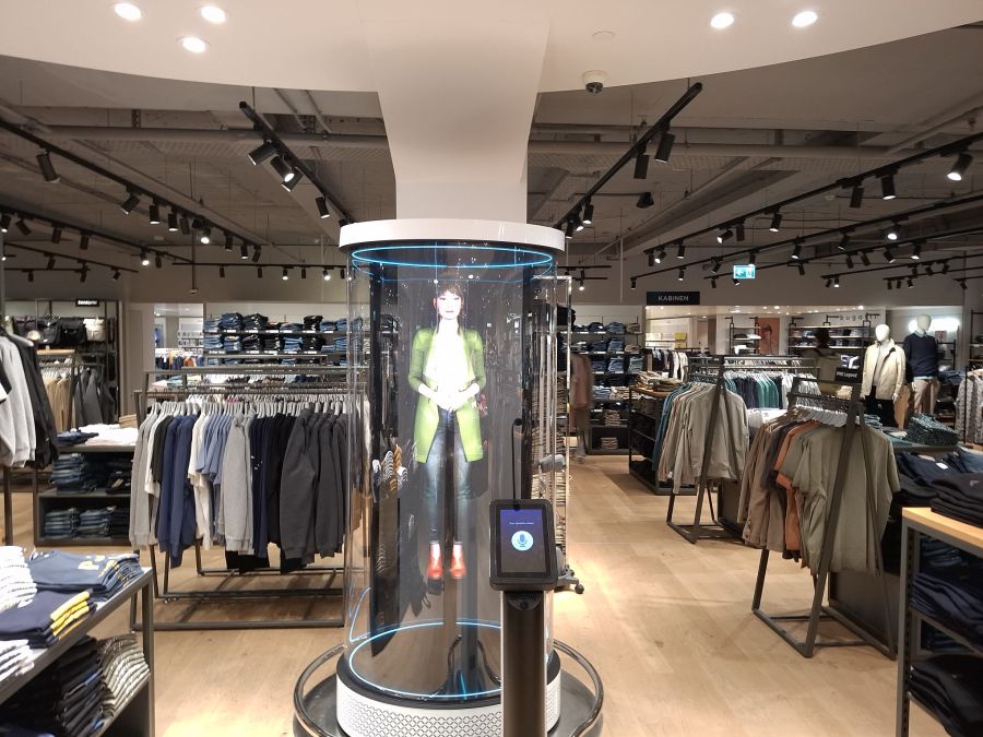 Seit November gibt es «Emilia» im Berner Warenhaus Loeb – derzeit ist sie in der Herrenabteilung stationiert.