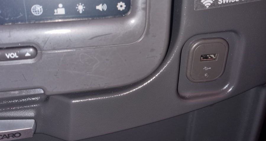 Viele Passagiere können ihre Smartphones im Flugzeug nicht laden. Der Grund: In vielen Kabinen gibt es noch alte USB-A-Buchsen.