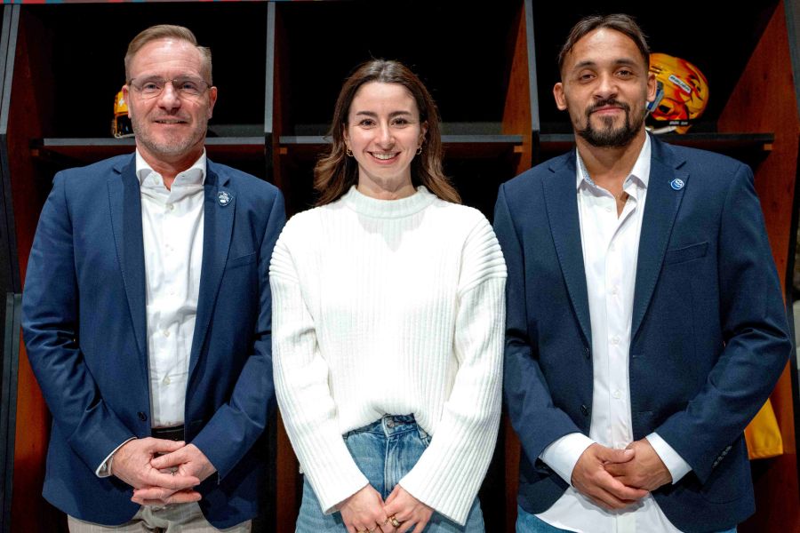 Andreas Fischer, CEO, mit seinen beiden PostFinance Top-Scorer Michaela Pejzlova und Michael Joly, alle von HC Ambri-Piotta.