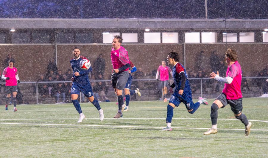 Auf dem Kunstrasen dauert es eine Weile, bis sich die zwei Teams an den rutschigen Boden gewöhnt haben.