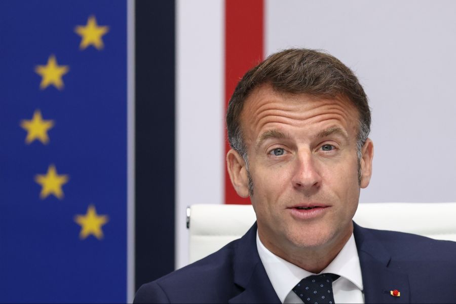 Emmanuel Macron betont, es sei aber auch ein Anliegen Frankreichs, dass die Waffenruhe den Libanon vollständig einbezieht.