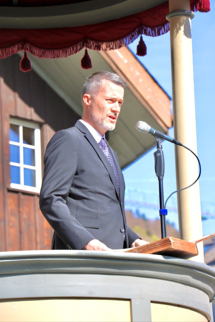 Der Mann ist Kult! Dr. Peter Staub verliest in mittelalterlicher Sprache den Fahrtsbrief.