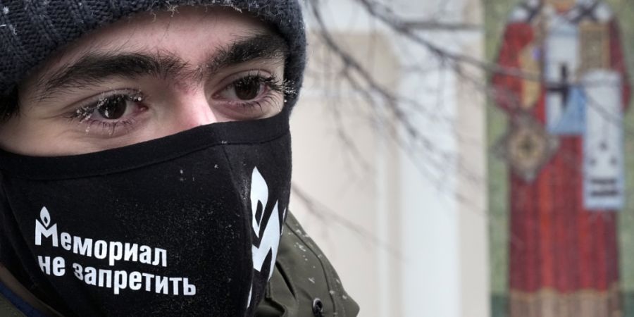 ARCHIV - Ein Unterstützer der Menschenrechtsgruppe Memorial in Moskau. Foto: Alexander Zemlianichenko/AP/dpa/Archivbild