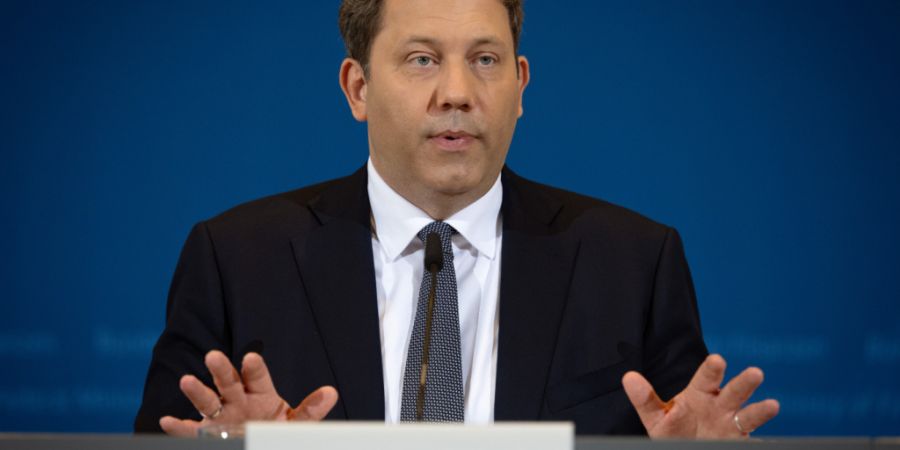 Bundesfinanzminister Lars Klingbeil (SPD) spricht während der Pressekonferenz zu den Ergebnissen der aktuellen Steuerschätzung. Foto: Soeren Stache/dpa