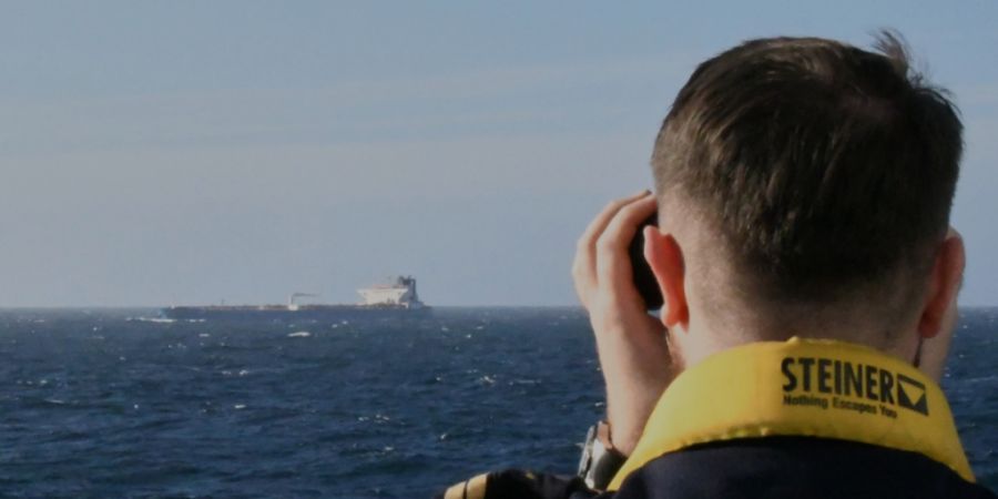 HANDOUT - Die französische Marine hat in Zusammenarbeit mit dem britischen Geheimdienst einen Öltanker im Mittelmeer abgefangen, der von Russland aus unterwegs war. Foto: -/Etat-Major...