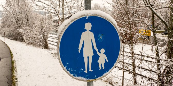 Fussgänger Schild Weg blau-weiss
