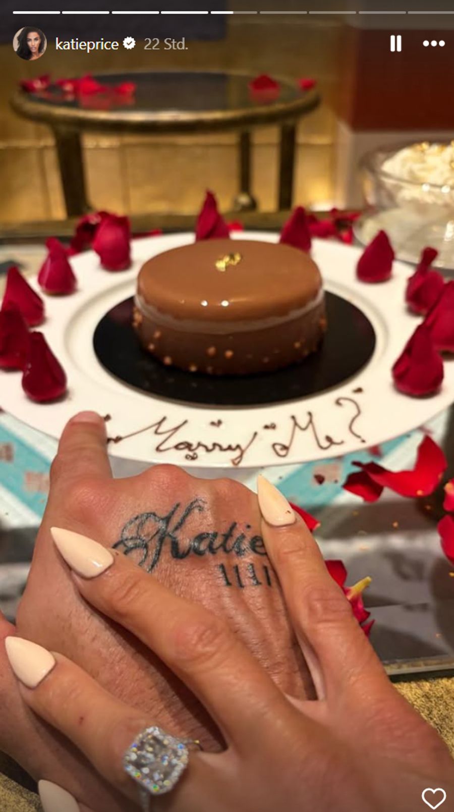 Ihr frisch Verlobter trägt Katies Namen schon auf der Hand!