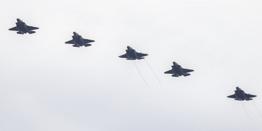 ARCHIV - Kampfflugzeuge vom Typ Lockheed Martin F-35B der US-Marines fliegen über die Roosevelt Roads Naval Station. Die Verlegung von US-Kampfflugzeugen in das Außengebiet steht im Z...