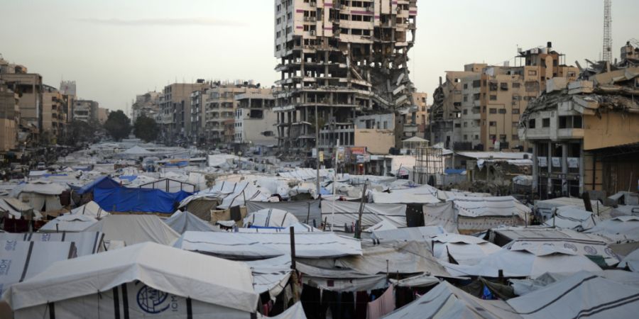 ARCHIV - Blick auf Zelte von Vertriebenen, die sich zwischen zerstörten Gebäuden im Zentrum von Gaza-Stadt stapeln und die Lebensbedingungen zeigen. Foto: Omar Ashtawy/APA Images via ...
