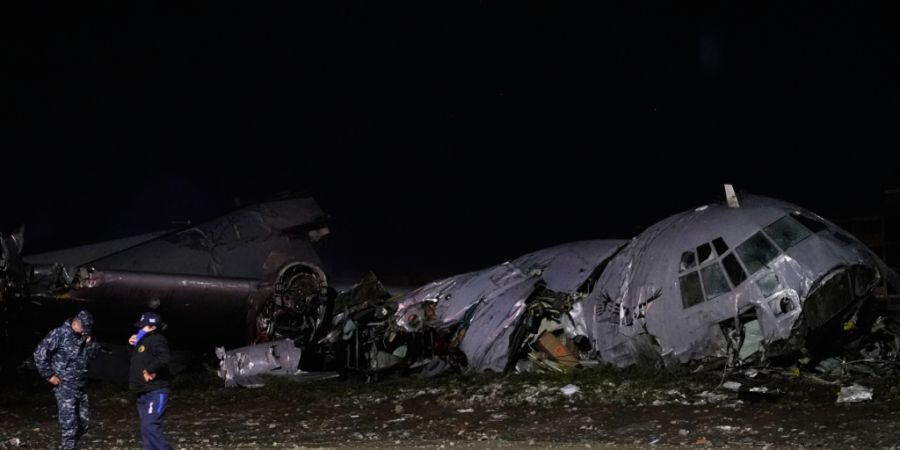 dpatopbilder - Polizisten stehen neben einem Flugzeug, das in El Alto, Bolivien, abgestürzt ist. Foto: Juan Karita/AP/dpa