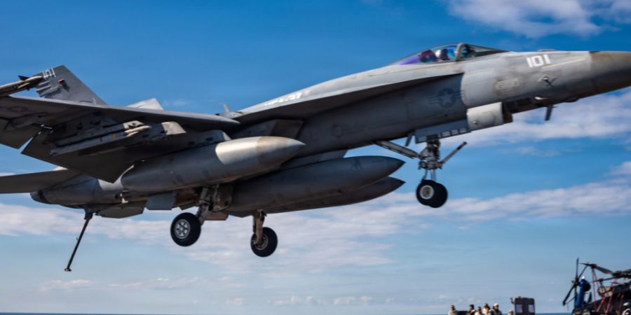 HANDOUT - Auf diesem vom U.S. Central Command zur Verfügung gestellten Bild landet eine F/A-18E Super Hornet des Strike Fighter Squadron 37 auf dem Flugdeck des größten Flugzeugträg...