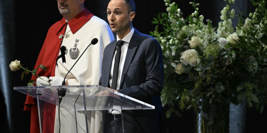 Seine Stimme versagte während der Ansprache in Martigny im Wallis: Staatsratspräsident Mathias Reynard (rechts).