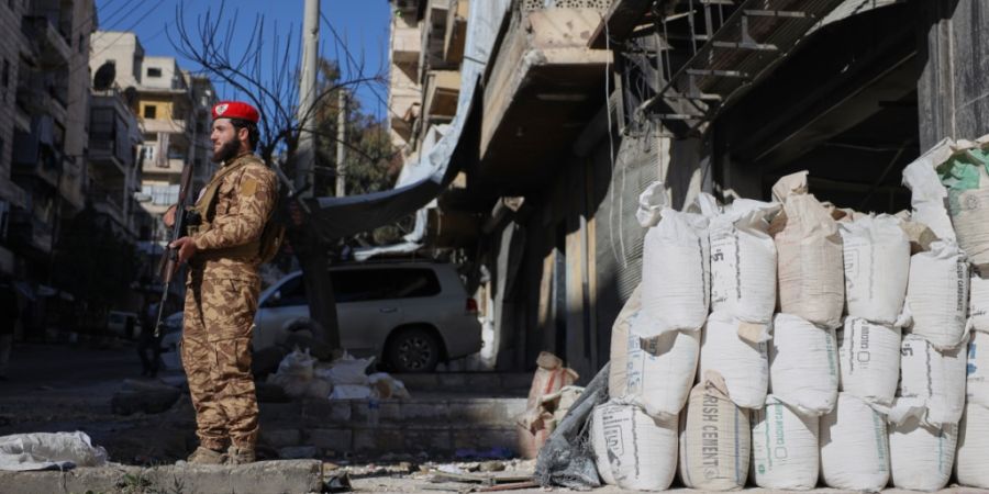 Ein syrischer Militärpolizist steht auf einer Straße in Aleppo Wache. Foto: Omar Albam/AP/dpa