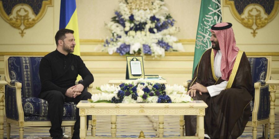 HANDOUT - Wolodymyr Selenskyj (l), Präsident der Ukraine, trifft den saudischen Kronprinzen Mohammed bin Salman im Königspalast in Dschidda, Saudi-Arabien. Foto: -/Ukrainian President...