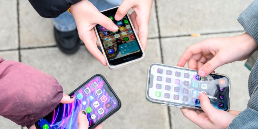 Private Smartphones haben nach Ansicht des Motionären in den Schulzimmern und auf den Pausenplätzen nichts zu suchen. (Symbolbild)