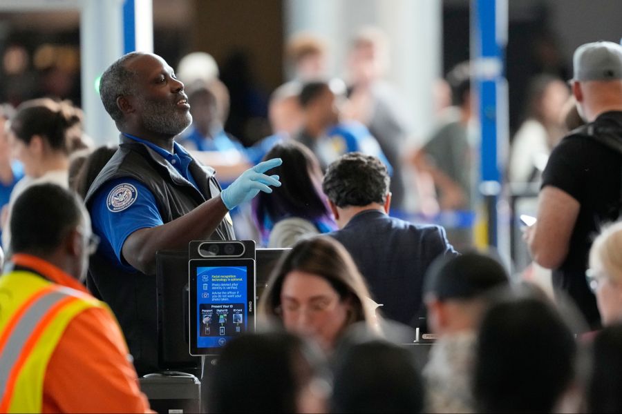 Die TSA-Agenten, die die Sicherheitskontrollen durchführen, werden wegen eines politischen Streits nicht bezahlt.