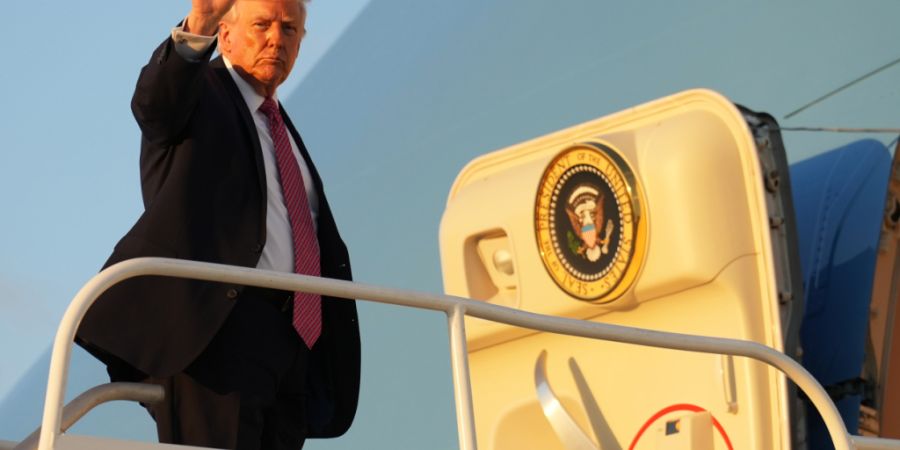 US-Präsident Donald Trump besteigt die Air Force One auf dem Miami International Airport in Miami. Foto: Mark Schiefelbein/AP/dpa