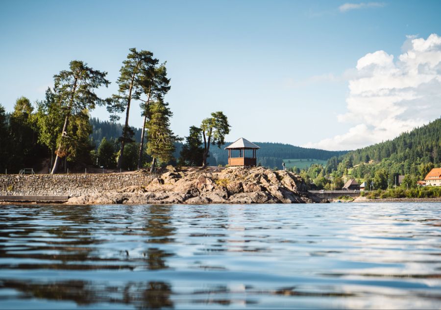 Ein Bild, das Ruhe ausstrahlt: Der heilklimatische Kurort Schluchsee liegt am Schluchsee, dem grössten im Schwarzwald.