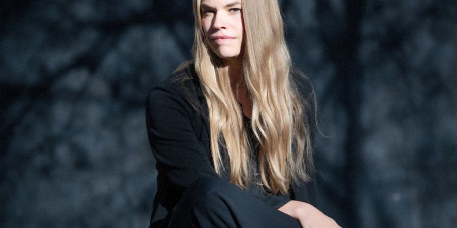 «Schatten der Pinus» ist das Romandebüt der Lyrikerin und Schriftstellerin Martina Caluori. In ihrem Buch beginnen sich die Szenerie des Campingplatzes und die Gedankenwelten der Figur...