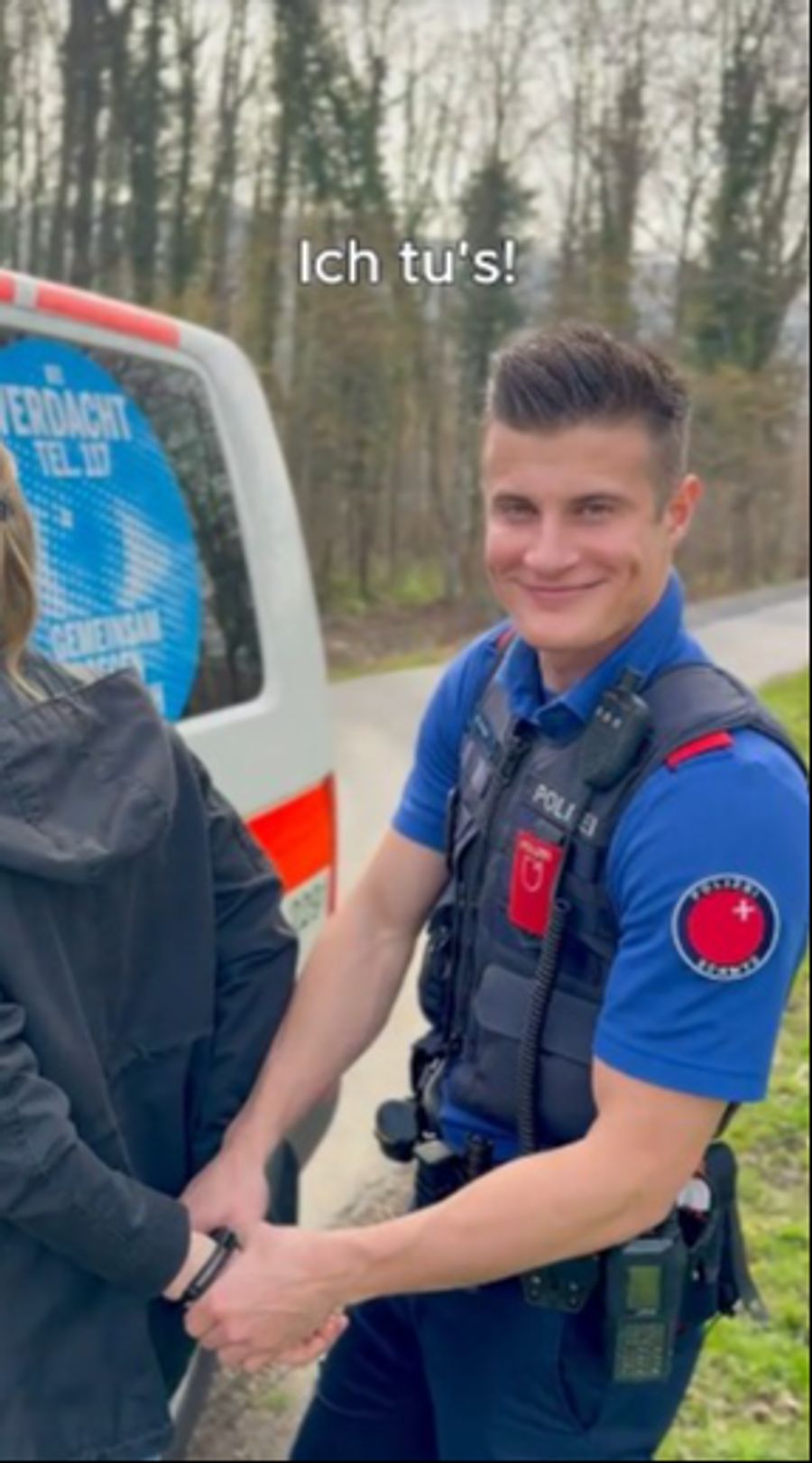 Er tuts. Handschellen als Schmuck.