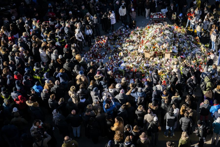 Das ganze Dorf trauert nach der Katastrophe in der Silvesternacht.