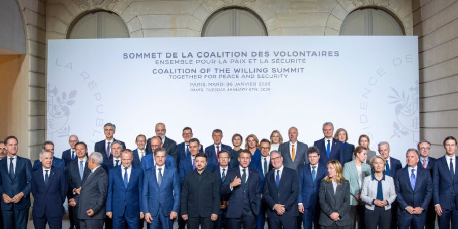 Die Staats- und Regierungschefs stellen sich nach einem Treffen mit der «Koalition der Willigen» im Elysee-Palast zum Foto auf. Foto: Christinne Muschi/The Canadian Press/AP/dpa