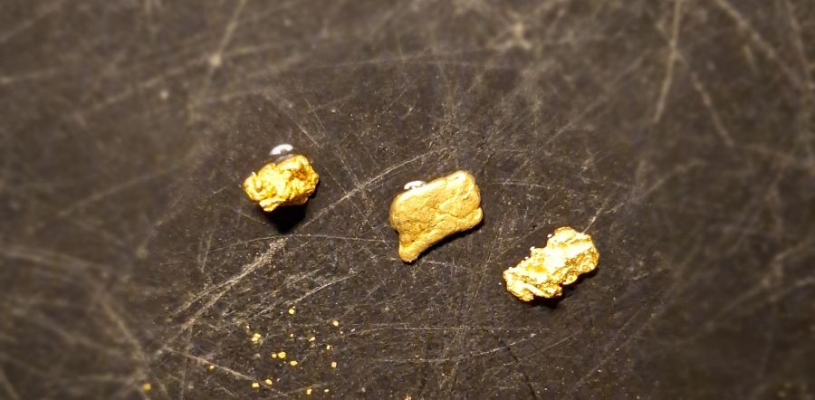 Im Ausland lohne sich die Goldsuche deutlich mehr. Diese drei kleinen Goldnuggets hat Süss in Arizona an einem Tag gefunden.