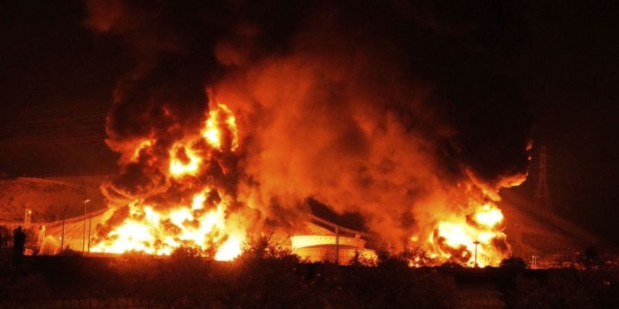 ARCHIV - Flammen steigen aus einem Öllager auf, nachdem es mutmaßlich von einer israelischen Rakete getroffen wurde. Foto: Vahid Salemi/AP/dpa