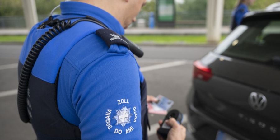 Mitarbeitende des Bundesamts für Zoll und Grenzsicherheit kontrollierten in Ruggell (FL) einen Deutschen. Daraufhin ergriff er die Flucht. (Symbolbild)