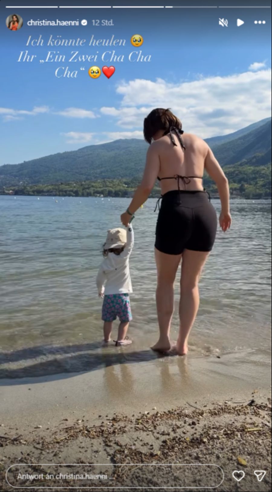 Diesmal ohne Gummistiefel! Christina und ihr Töchterchen geniessen das Wetter.