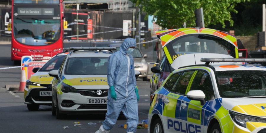 Beamte der Spurensicherung durchsuchen die Gegend, nachdem zwei Menschen im Stadtteil Golders Green bei einem Messerangriff verletzt worden sind. Foto: Kin Cheung/AP/dpa
