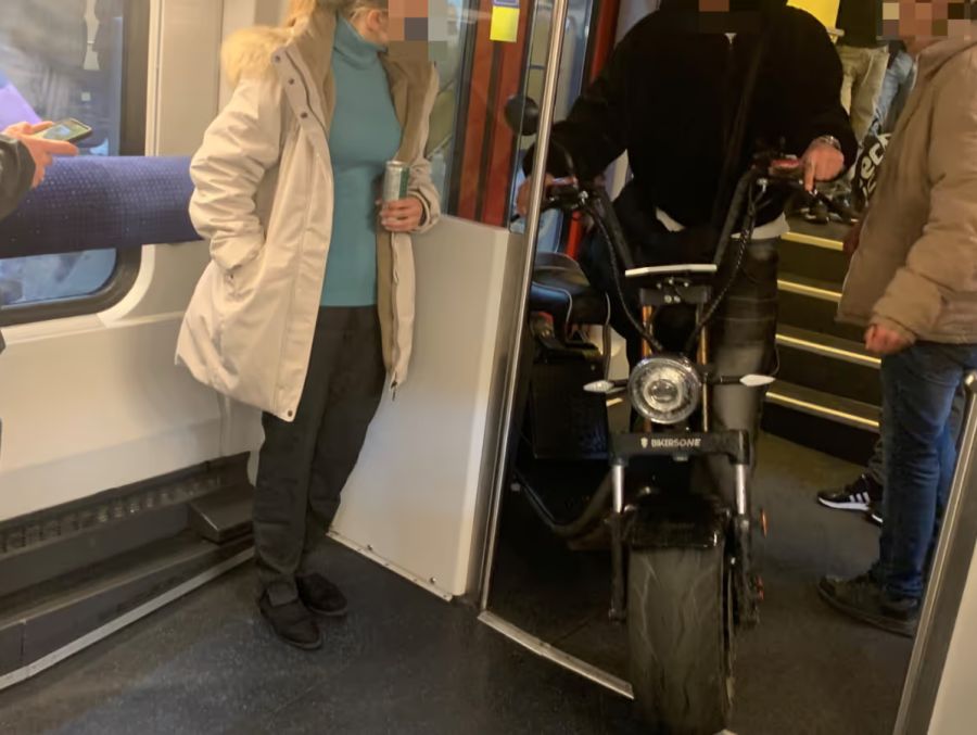 Im Mai 2025 parkierte ein Pendler einen E-Roller in einer Zürcher S-Bahn.