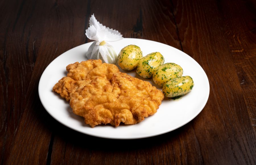 In traditionellen Wirtshäusern gehört das klassische Schnitzel einfach dazu.
