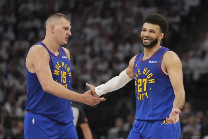 Nikola Jokic (links) ist MVP der NBA – und feiert mit Denver einen wichtigen Sieg. NBA