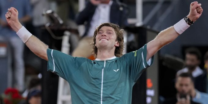 Andrej Rublew feiert seinen Finalsieg gegen Félix Auger-Aliassime. Andrej Rublew