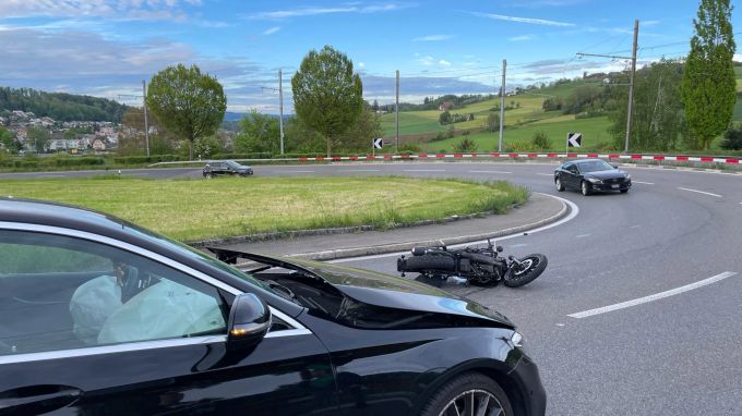 Beide Lenker wurden ins Spital gebracht. Unfall Rudolfstetten