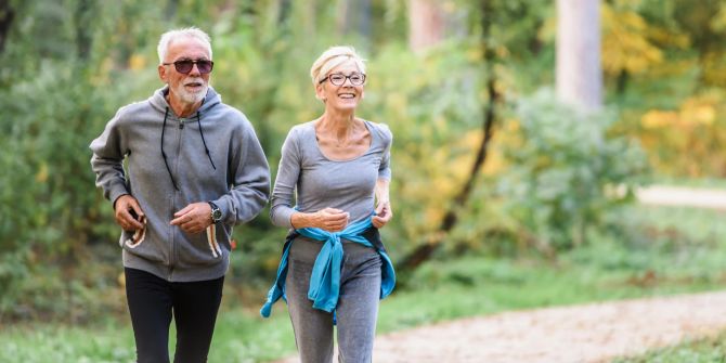 Seniorenpaar beim Joggen