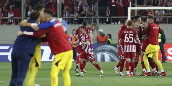 Olympiakos Piräus steht im Final der Conference League. Piräus